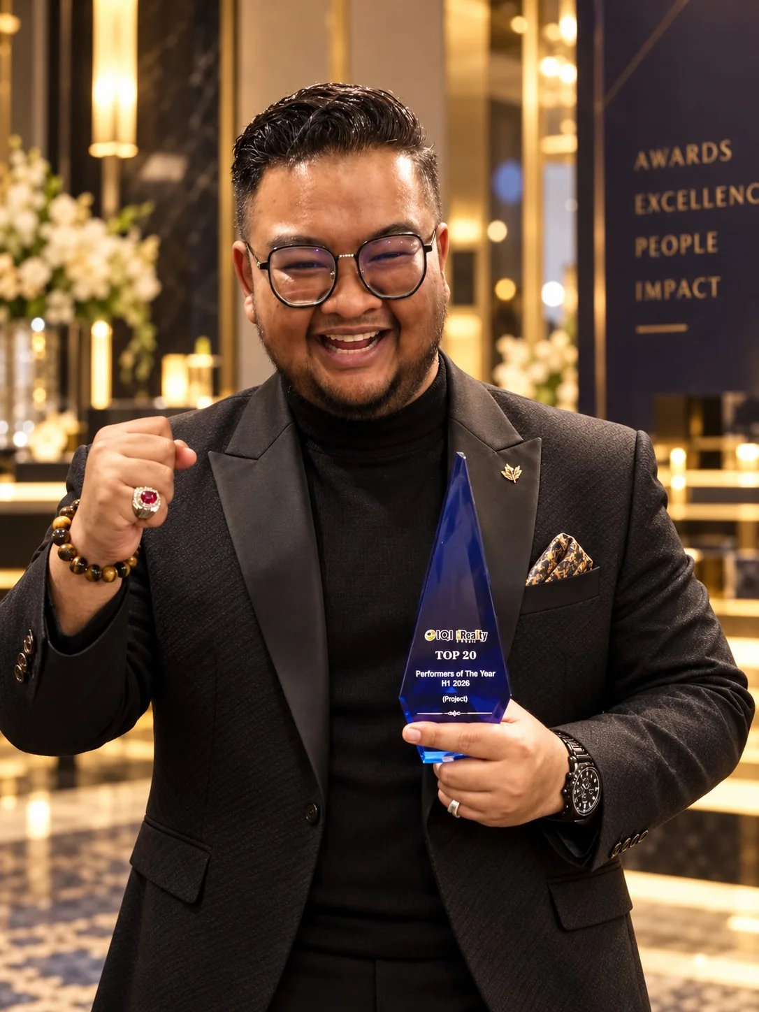Afiq Ashraf memegang anugerah pengiktirafan profesional